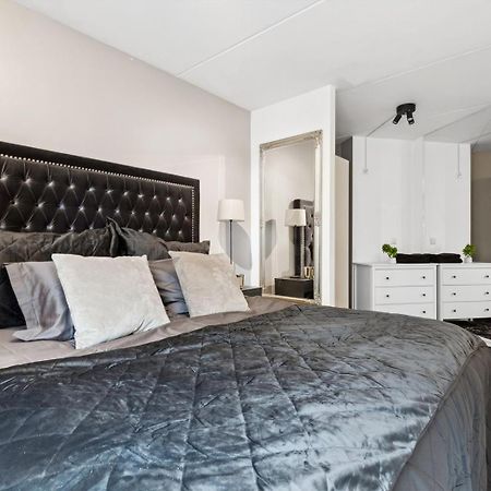 Luxurious Modern Room In Central Oslo - Eur 4K Expensive Bed And 82" Cinematic Tv Exterior photo