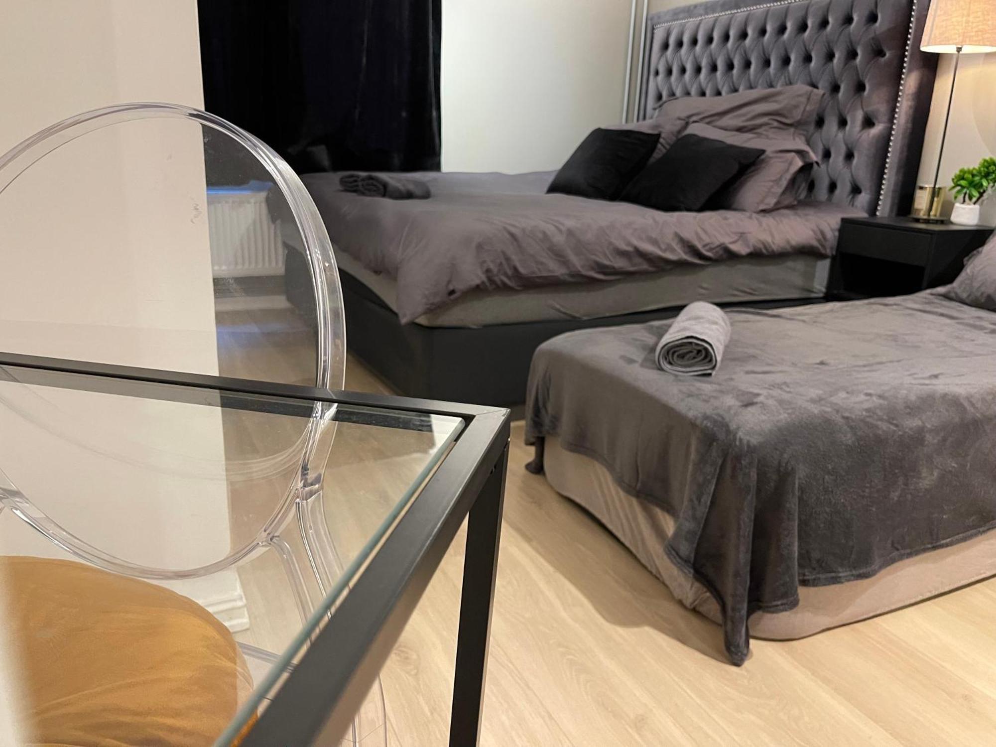 Luxurious Modern Room In Central Oslo - Eur 4K Expensive Bed And 82" Cinematic Tv Exterior photo